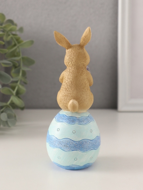 Сувенир полистоун "Зайчик на пасхальном яичке с букетом цветов" 6,5х5,5х14,5 см