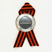 Значок с лентой с лентой "9 мая, лавры" зеленый