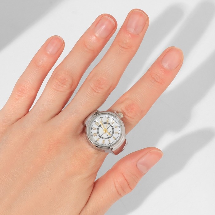 Кольцо &laquo;Время&raquo; часы круг, цвет серебряно-золотой