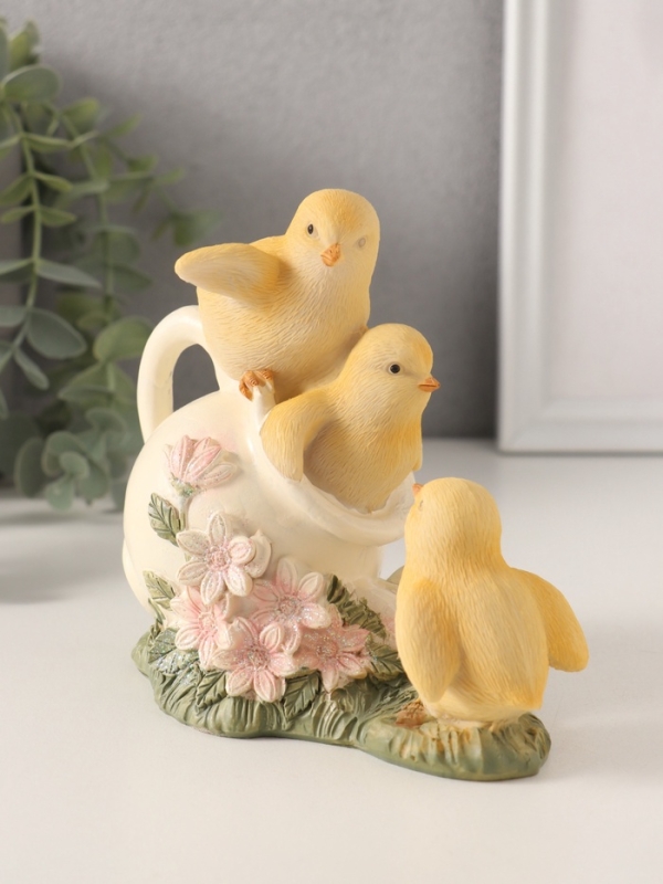 Сувенир полистоун "Три цыплёнка и фарфоровый чайничек на лужайке" 12,5х8х12 см