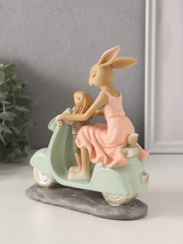 Сувенир полистоун "Зайки. Мама с сыном на мопеде" 16х6х17,5 см