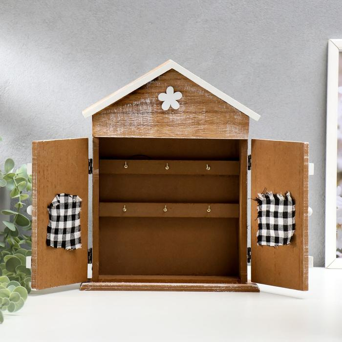 Ключница дерево 6 крючков "Дом со ставнями-сердечками" 29,5х22,5х6 см