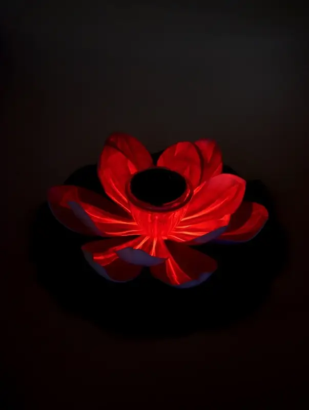 Садовый светильник для водоемов 28 х 28 х 9  см на солнечной бат-е "Лотос" бел N011