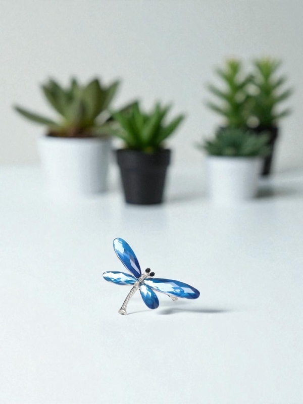 Брошь &laquo;Стрекоза&raquo;, граненые крылья, цвет синий в серебре