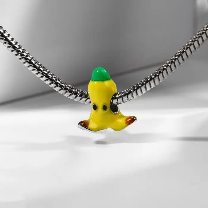 Шарм &laquo;Банан&raquo;, цвет жёлто-зелёный в чернёном серебре