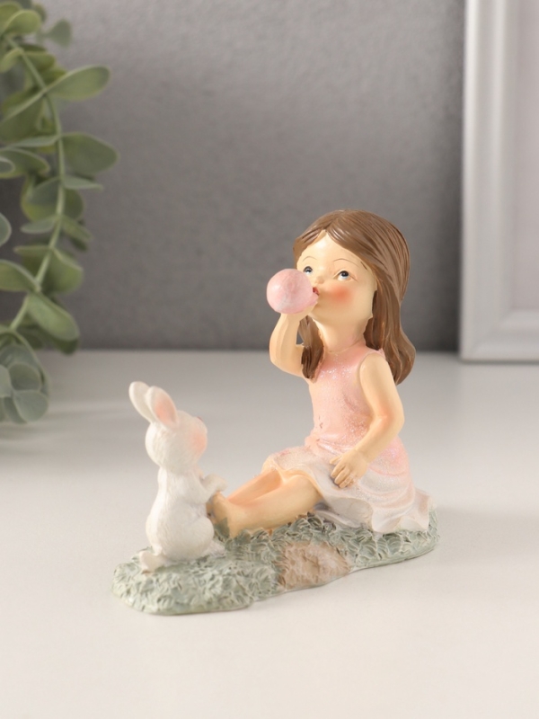 Сувенир полистоун "Малышка надувает шарик, с зайчиком на лужайке" розовый 10,5х5х9 см