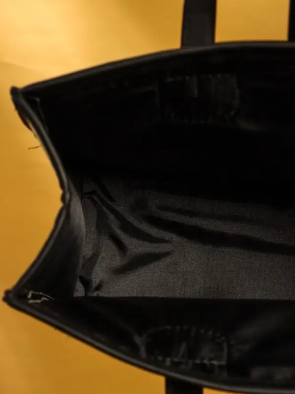 Сумка плетёная на застёжке из пандана 35х12х40 см, бежево-чёрный