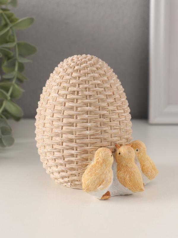 Сувенир полистоун "Цыплята у плетённого яичка" 10х8х10 см