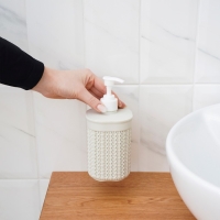 Дозатор для мыла &laquo;Вязание&raquo;, 500 мл, цвет белый ротанг