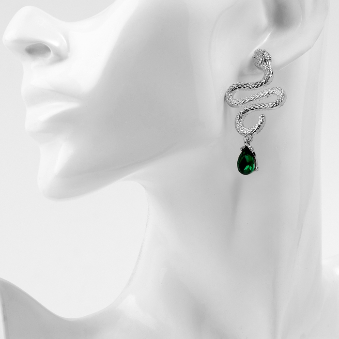 Новый год! Символ года 2025! Серьги со стразами &laquo;Змея&raquo; чарующая сила, цвет зелёный в серебре