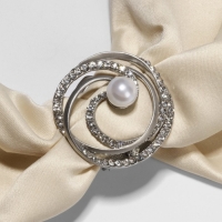 Зажим для платка &laquo;Жемчужный завиток&raquo;, цвет белый в матовом серебре