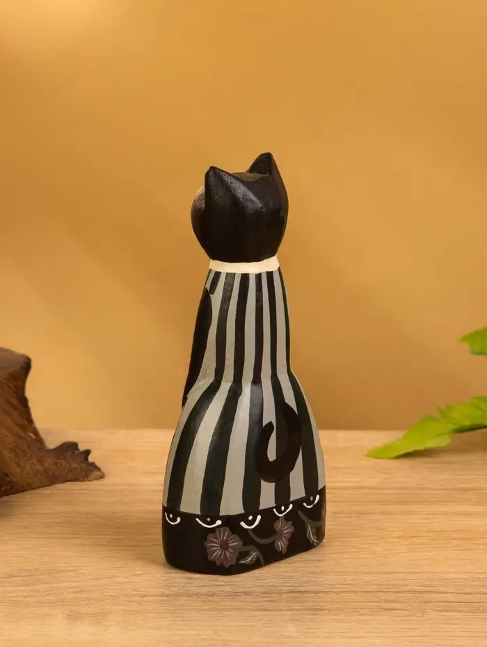 Сувенир дерево "Чёрная кошка в зелёном платье" 6х4х13 см