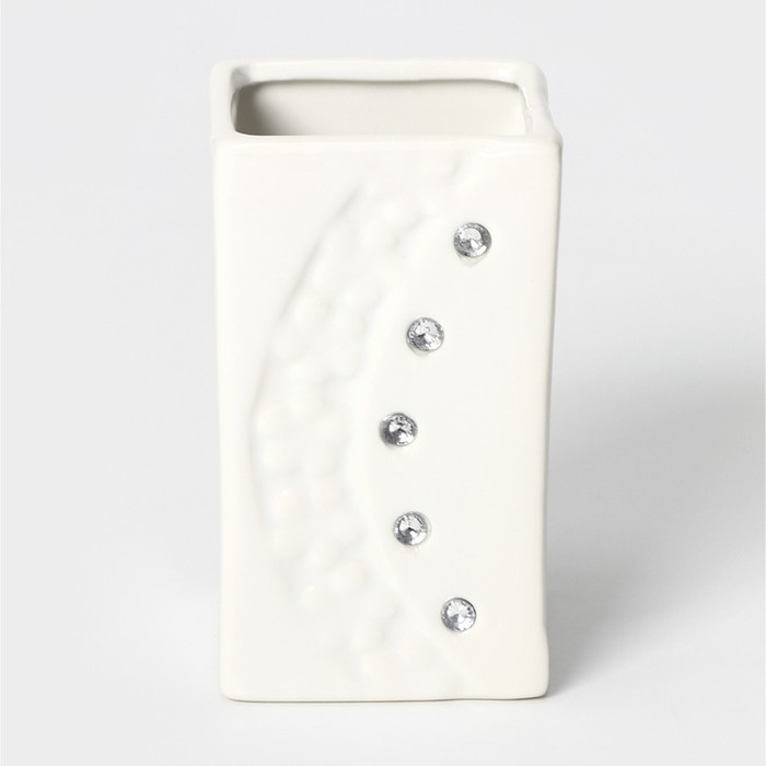 Набор аксессуаров для ванной комнаты Доляна &laquo;Цветочный барельеф&raquo;, 4 предмета (дозатор 270 мл, мыльница, 2 стакана 210 мл), цвет белый