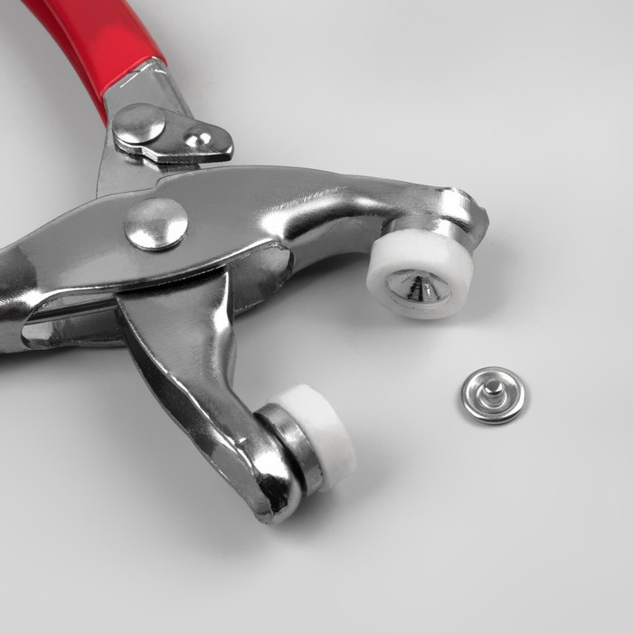 Щипцы для установки кнопок, с прорезиненными ручками, с кнопками 25 шт, 15 &times; 6,5 см, цвет серебряный/красный