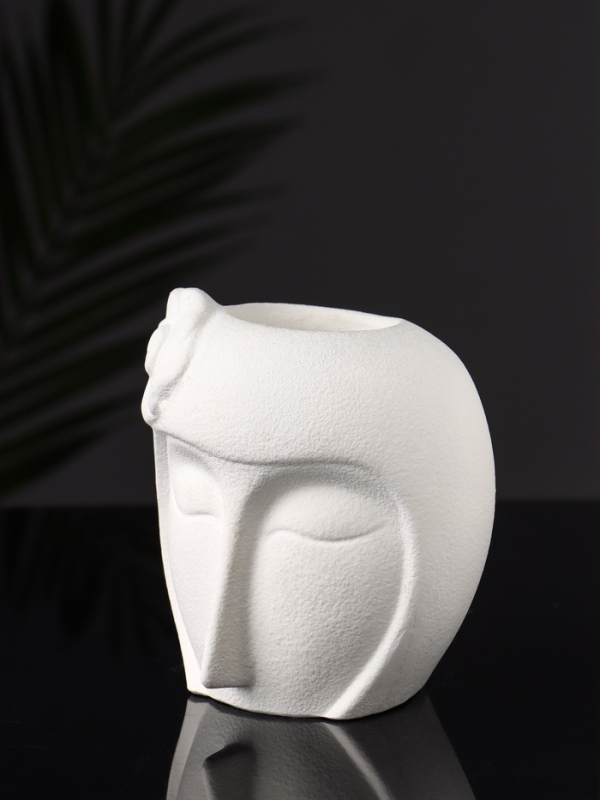 Фигурное кашпо "Девушка с цветком" 11х10 см