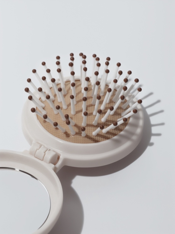 Расчёска массажная &laquo;Капибара&raquo;, складная, с зеркалом, d=6.5 см, белая