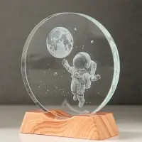 Сувенир стекло свет "Диск. Полёт космонавта" 5хLED d=10 см, USB 10х4х11,4 см