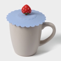 Крышка - непроливайка силиконовая Доляна &laquo;Клубничка&raquo;, d=11 см, цвет голубой