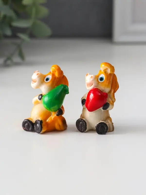 Сувенир полистоун "Коняшка с фруктиком" МИКС 2,2х2,5х4,7 см