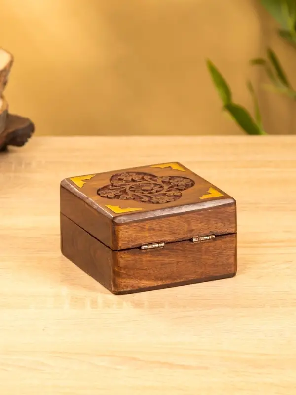 Шкатулка квадратная  с замочком латунь 10х10х6 см, дерево шишам