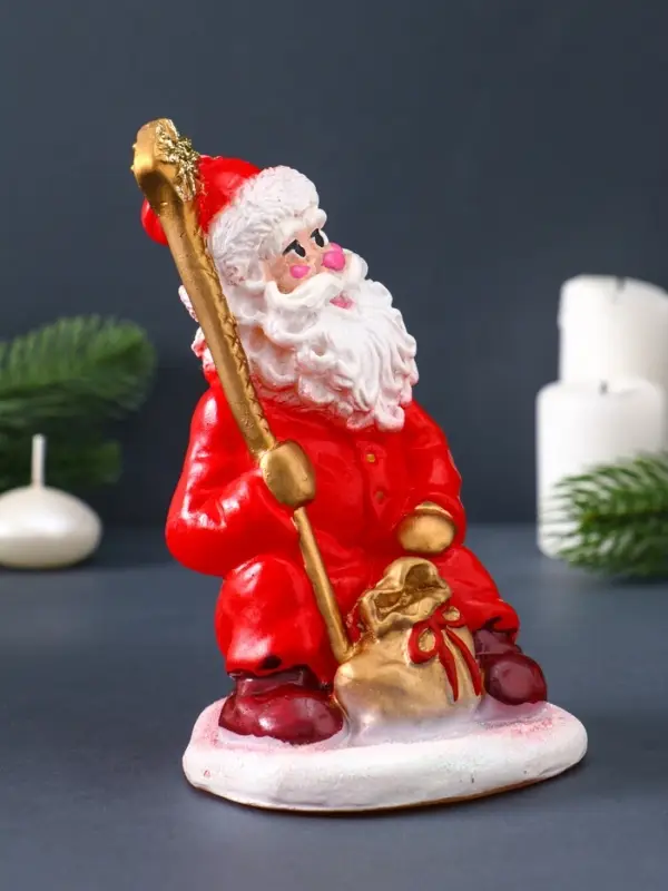 Свеча фигурная "Дед Мороз с мешком" 9х9,5х16 см