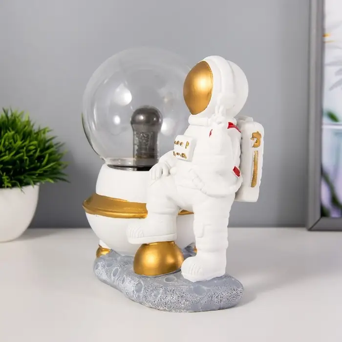Плазменный шар "Космонавт" белый 14х10х19 см RISALUX