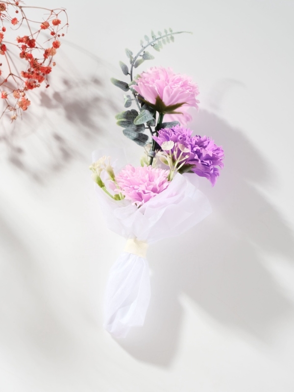 Букет из мыльных лепестков "Три гвоздики на подиуме" фиолетовый 8х8х25 см