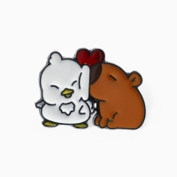 Значок &laquo;Капибара&raquo; с утёнком, оранжево-белый в чёрном металле