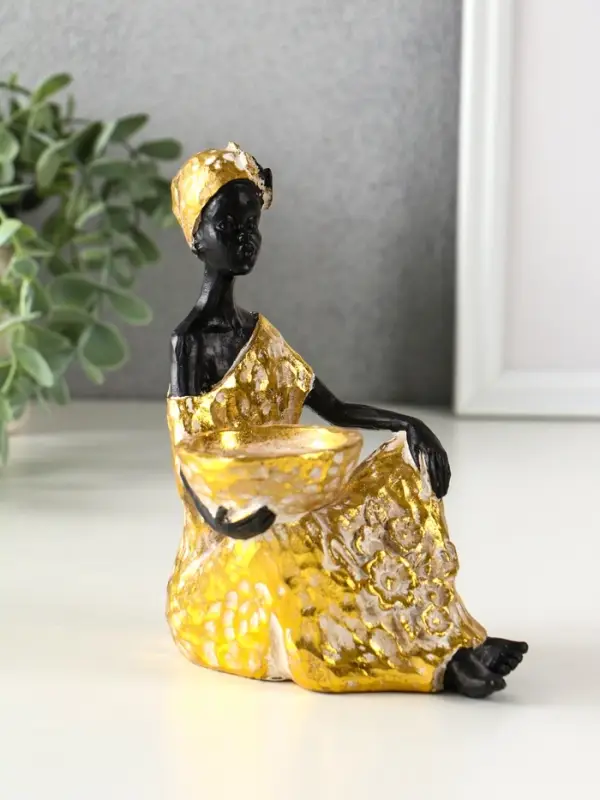 Подсвечник полистоун "Африканка в золотом платье с цветами" d=4,5 см 10,5х12х16 см