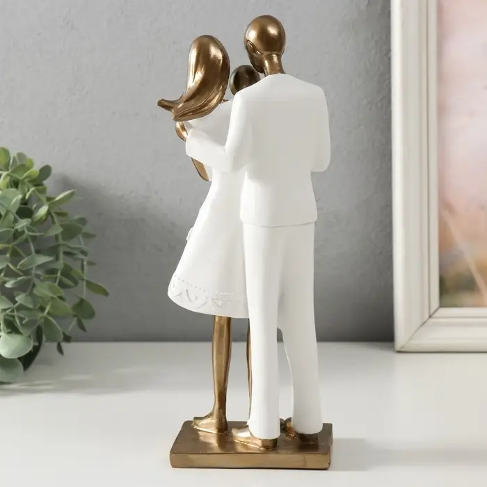 Фигурка полистоун &laquo;Папа, мама и дочь&raquo;, 10&times;6.5&times;24.5 см