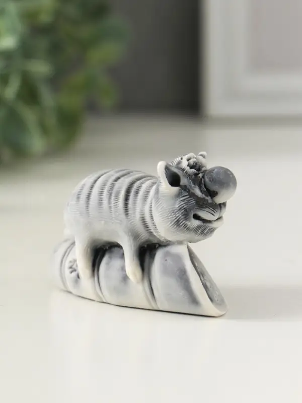 Сувенир "Кот лежит на колбасе" 4,2 см