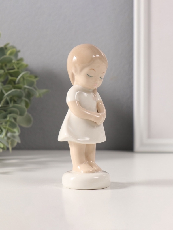 Сувенир керамика "Малышка скромница в белом платьице" 4х5х12 см
