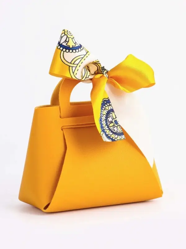 Кожанная подарочная сумочка 13 х12 х 5,5 см желтая