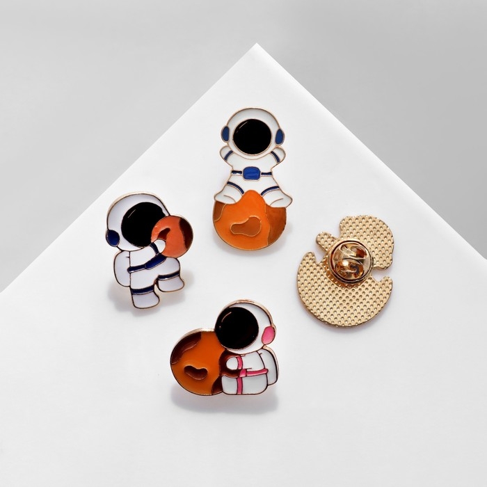 Набор значков (4 шт.) &laquo;Космонавты&raquo; на Луне, цветной в золоте