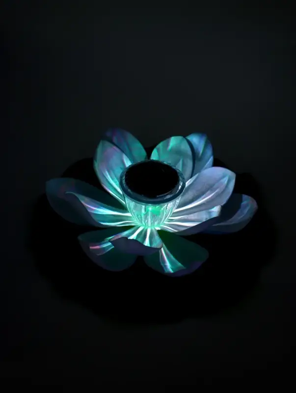 Садовый светильник для водоемов 28 х 28 х 9  см на солнечной бат-е "Лотос" бел N011