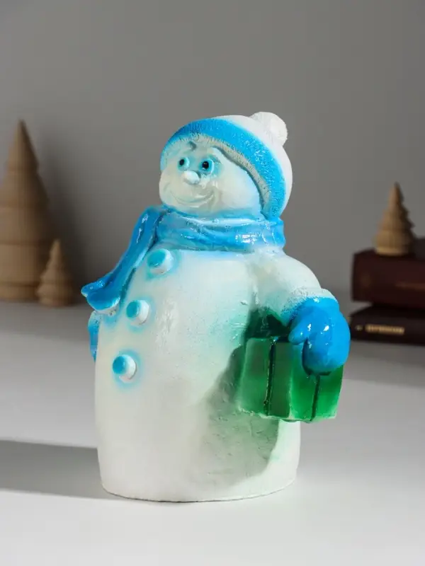 Фигура "Снеговик с подарком" 19 см, голубой