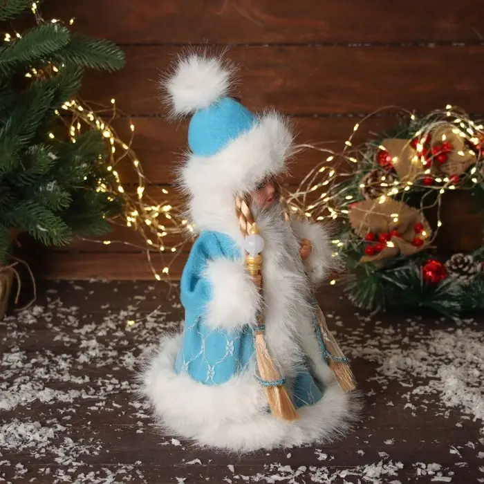 Снегурочка "В пушистой шубке, с фонариком" двигается, с подсветкой, 30х18 см, голубой