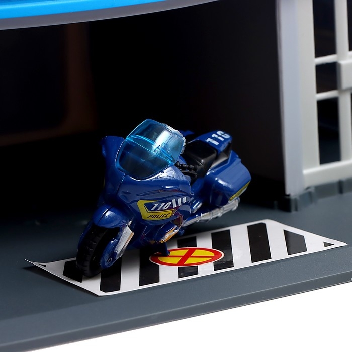 Парковка &laquo;Полицейский участок&raquo;, с металлическими машинками и вертолётом