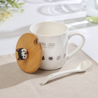 Кружка керамическая с деревянной крышкой и ложкой &laquo;Зверята&raquo;, 360 мл, рисунок МИКС