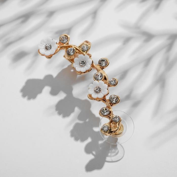 Серьга &laquo;Кафф&raquo; ромашки со стразами, цвет белый в золоте, L=5 см