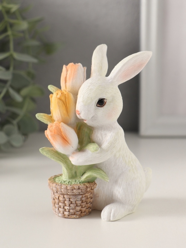 Сувенир полистоун "Белый кролик с тюльпанами в плетённом горшке" 8,5х5х10,5 см