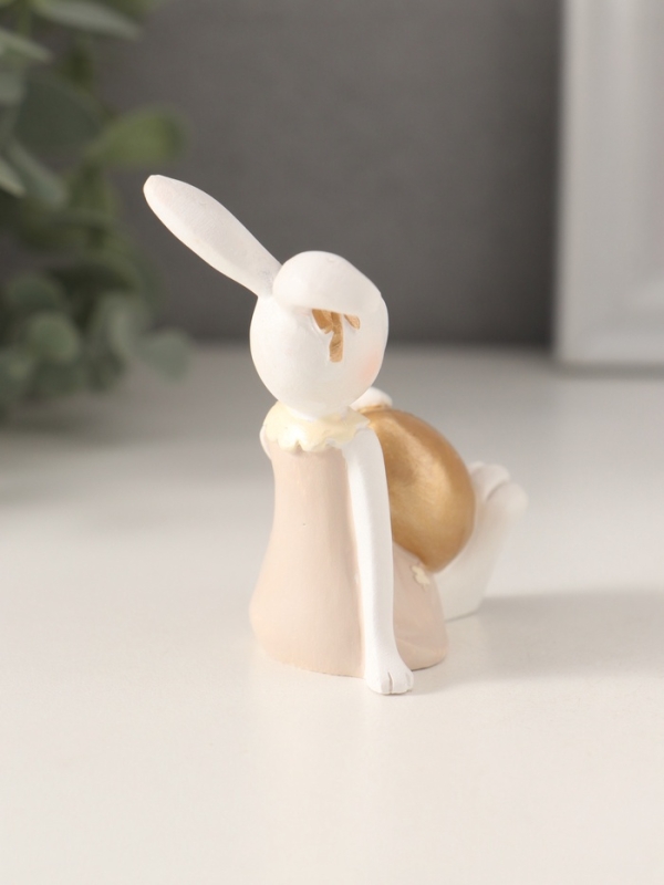 Сувенир полистоун "Белая зайка в бежевом платье, с золотым яичком" 8х4,5х7 см