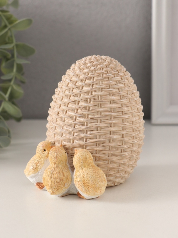 Сувенир полистоун "Цыплята у плетённого яичка" 10х8х10 см