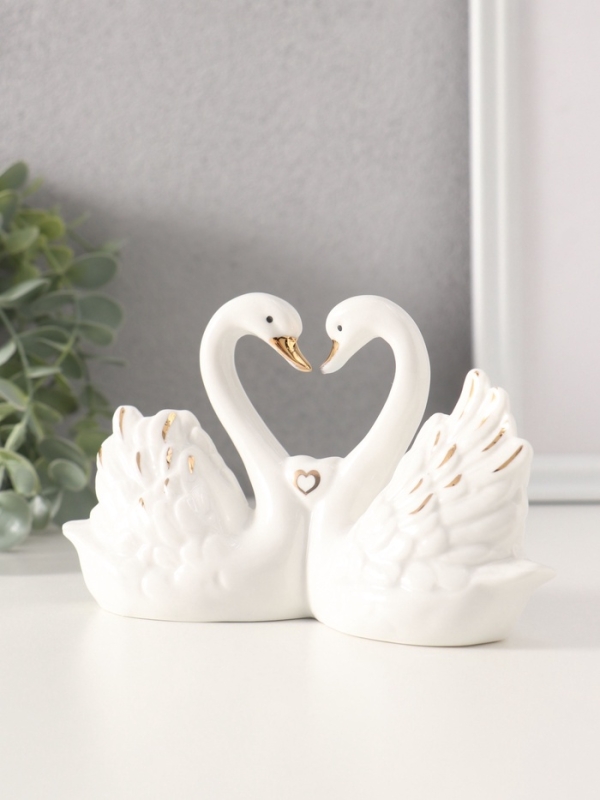 Сувенир керамика "Белые лебеди с маленьким сердечком" с золотом 4х15х9 см