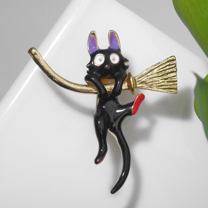 Брошь &laquo;Кот&raquo; на метле, цветная в золоте