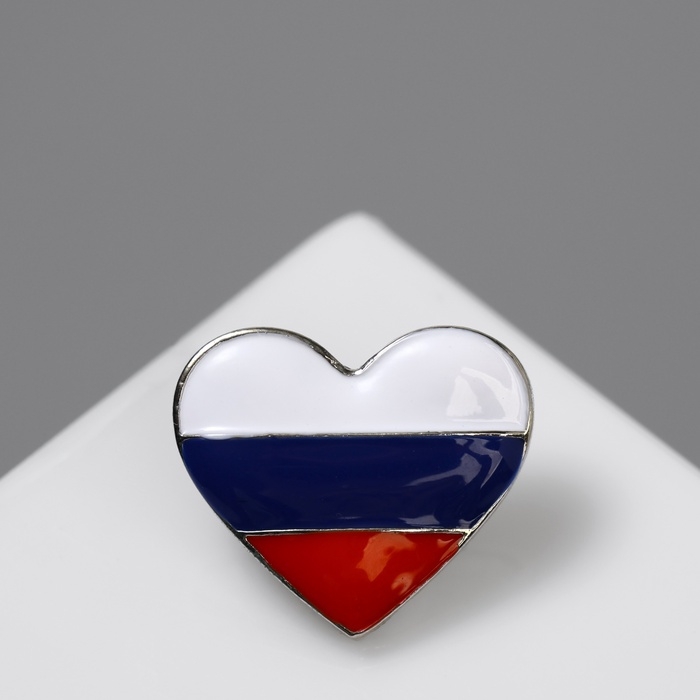 Значок &laquo;Россия&raquo; в сердце, цветной в серебре