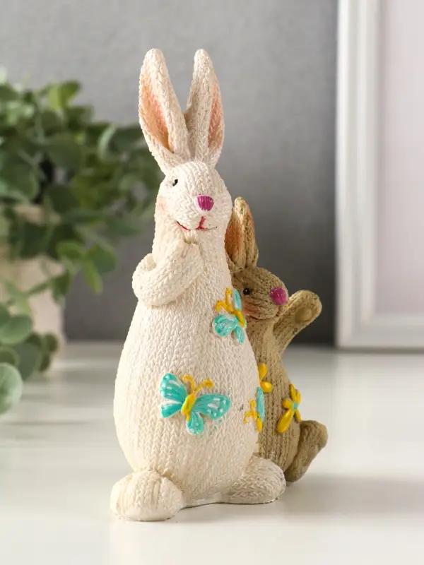 Сувенир полистоун "Зайка с зайчонком вязанные с бабочками/цветами" 5х9,8х15 см
