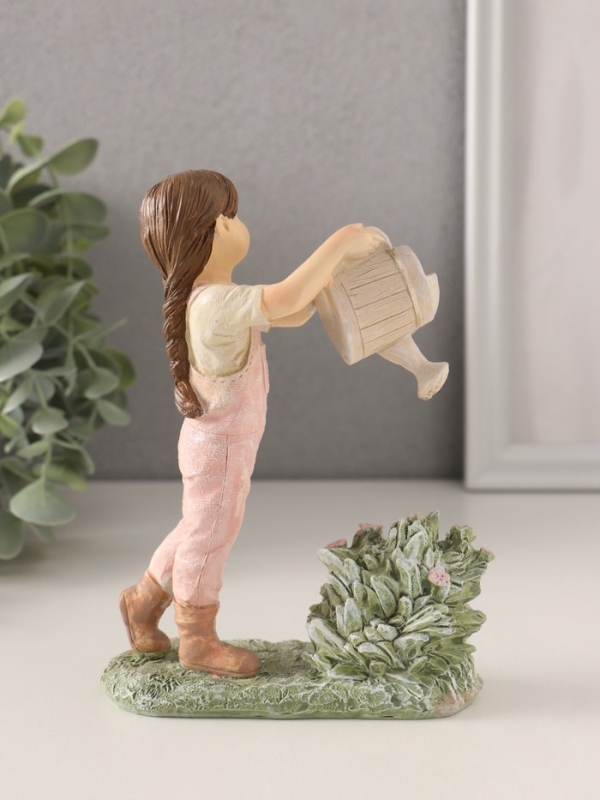 Сувенир полистоун "Малышка в комбинезоне, поливает из лейки цветы" 11,5х5х15 см