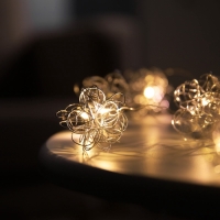 Гирлянда &laquo;Нить&raquo; роса 5 см, с насадками &laquo;Снежки&raquo;, IP20, серебристая нить, 10 LED, батарейки ААх2 (не в комплекте), свечение тёплое белое