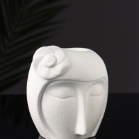 Фигурное кашпо "Девушка с цветком" 11х10 см